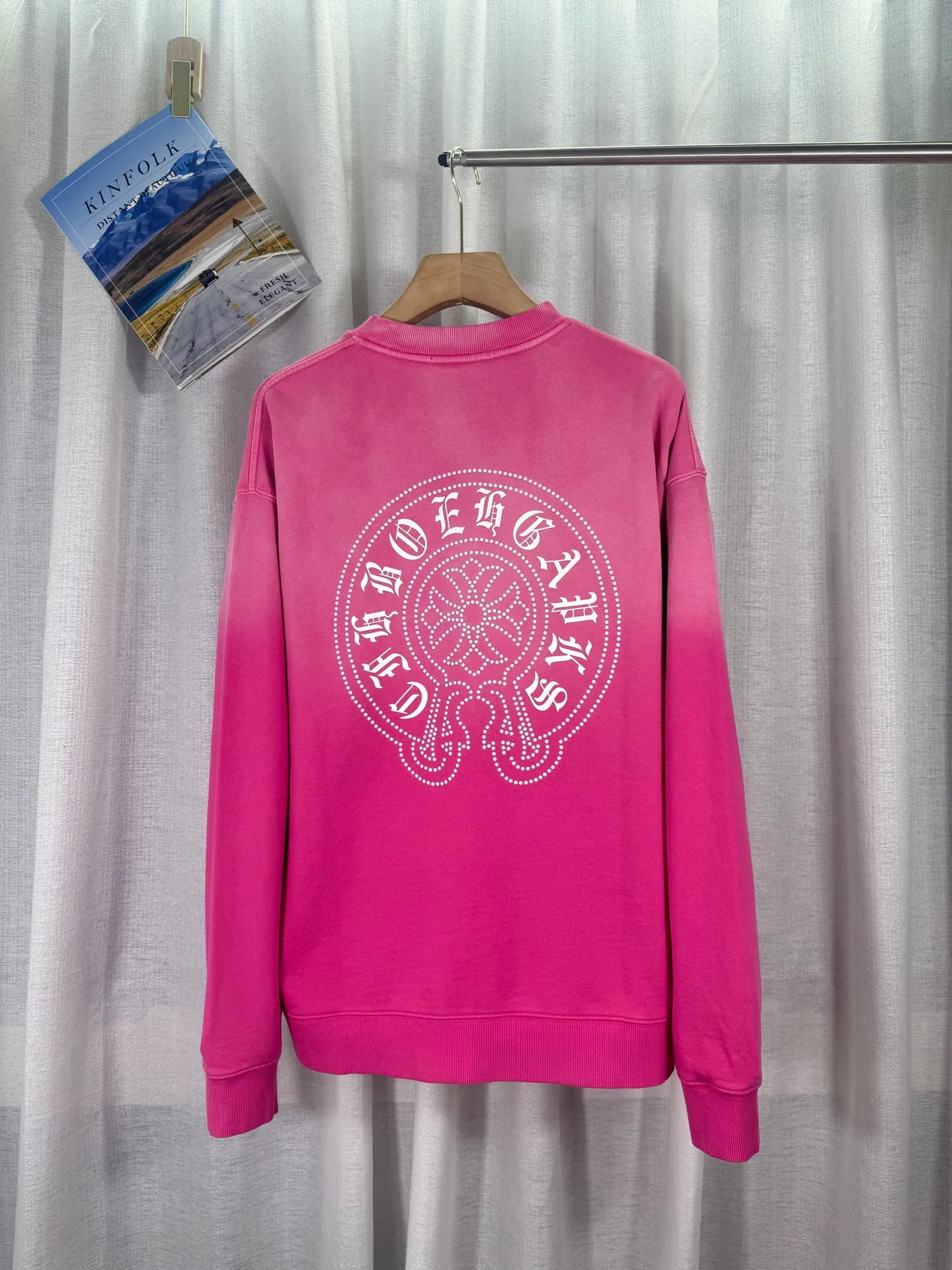 P280 top version, real shot without P, ​​different from market currency) 𝗖𝗵𝗿𝗼𝗺𝗲 𝗛𝗲𝗮𝗿𝘁𝘀/Croxin 2025 Autumn and Winter New Original Single Counter American 3D Rivets and Drill Couple Casual Sweater 👑The highest version! Customized fabric 430g tripe terry fabric! American-style pickled and distressed original fabric, laser-burned flowers, rivets and diamonds, exquisite embroidery of letters! The best-selling model in the counter, very comfortable to wear. Accessories: original molded and authenticated collar label➕100% silk wash label. Genuine purchase-grade original hangtag➕matching hanging rope➕3D hanging beads➕original packaging bag. Craftsmanship: The original version has consistent wiring! The highest version of the armhole matching technique! Color: Pink Black Green Purple Size: S M L XL Style Number: 25-363